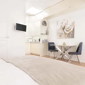 cozyquiet-apartment-with-a-c-in-city-centre.praguehotelsweb.com/