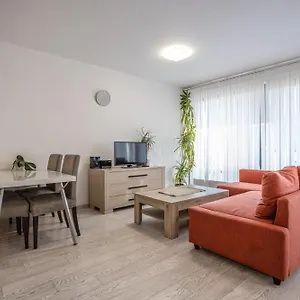 spacious-terrace-apartment-with-free-private-parking.praguehotelsweb.com/